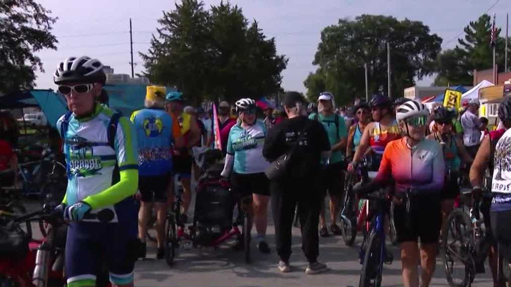 College friends in corn shirts, decorated helmets and big crowds spotlight RAGBRAI in Gilbert