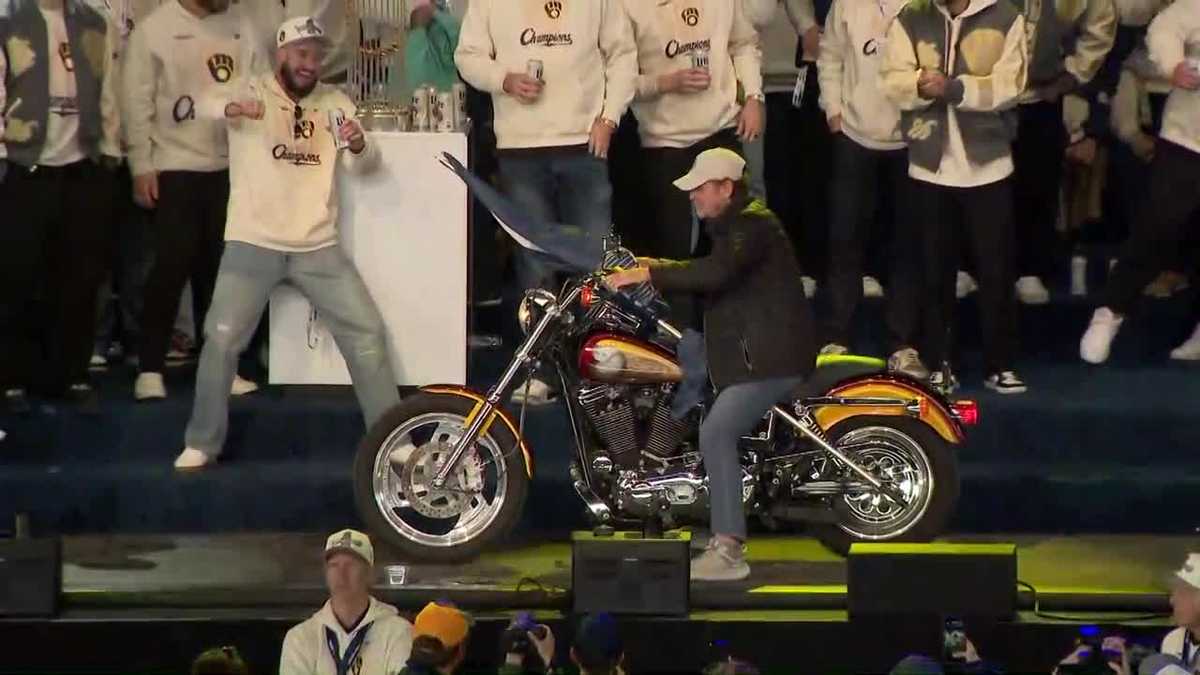 Robin Yount rides Uecker's Harley onto rally stage - WISN