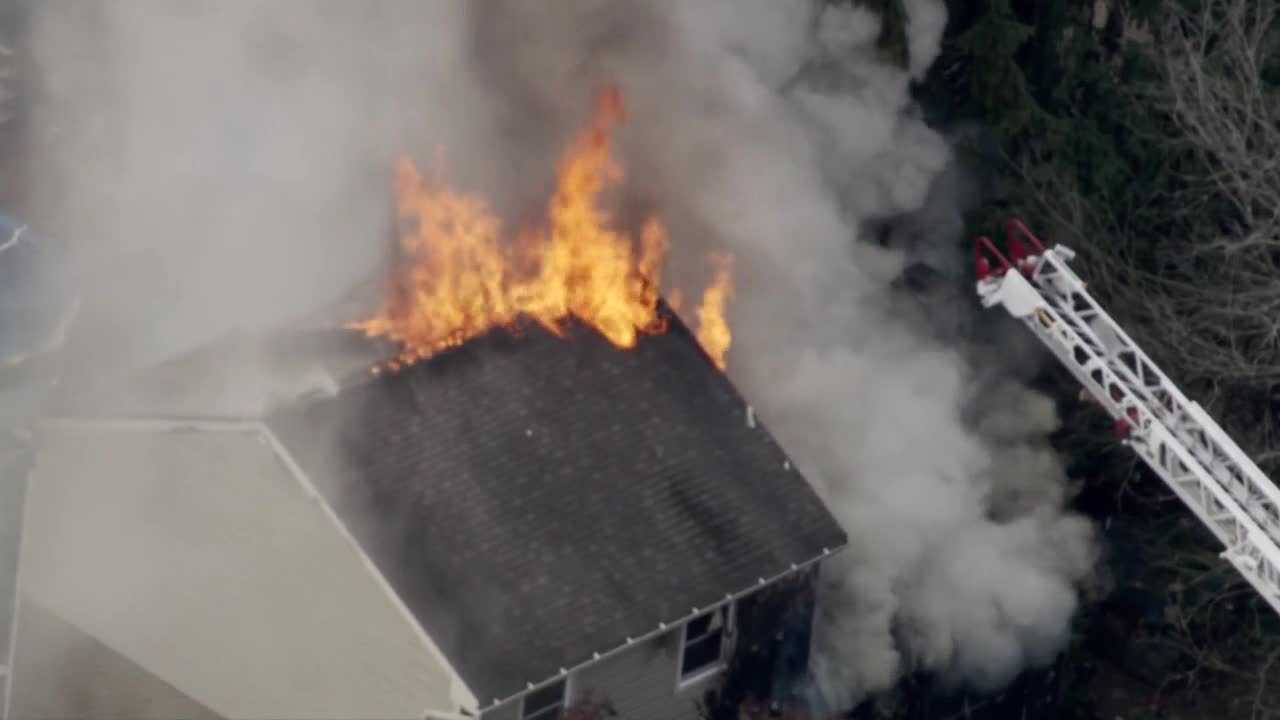 Pennsylvania fire : Large flames at West Mifflin home