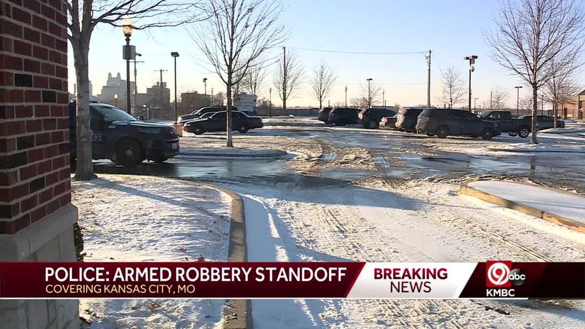 Kansas City Police on scene of standoff after attempted robbery