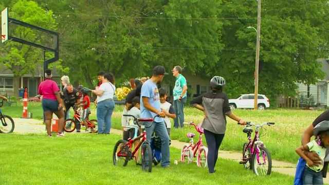Des Moines police give free bikes to kids - Vimarsana News