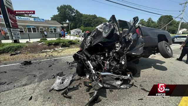 Four hurt in head-on crash in front of Bourne, Massachusetts, seafood restaurant - Vimarsana News
