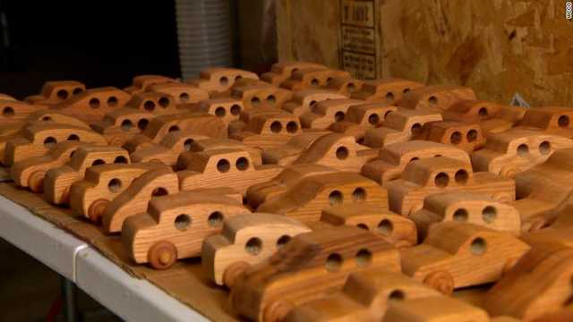 Volunteers make 100's of wooden toy cars for kids - Vimarsana News