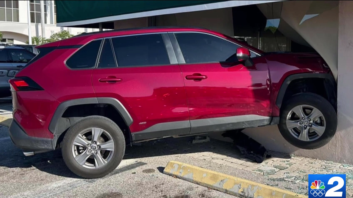 Naples deli to reopen Tuesday after SUV crashes into building