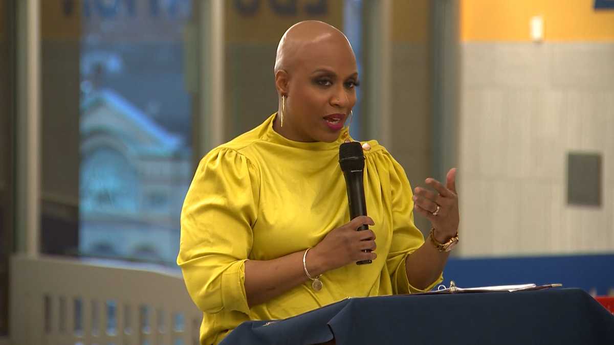 Rep. Pressley discusses banking crisis during town hall