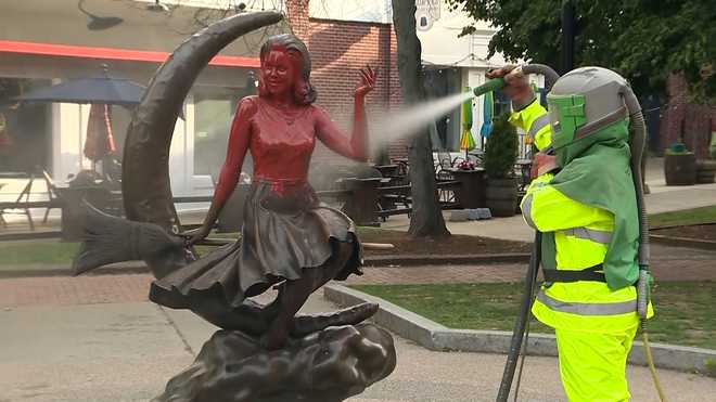 La vernice rossa era lavata dalla dalla statua di Vita da strega a Salem,  Massachusetts, dopo è stato vandalizzato il giugno 6, 2022.