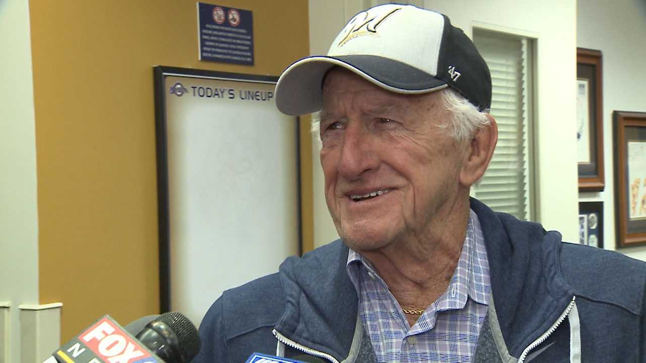 Brewers players gave Bob Uecker playoff share broadcaster donated