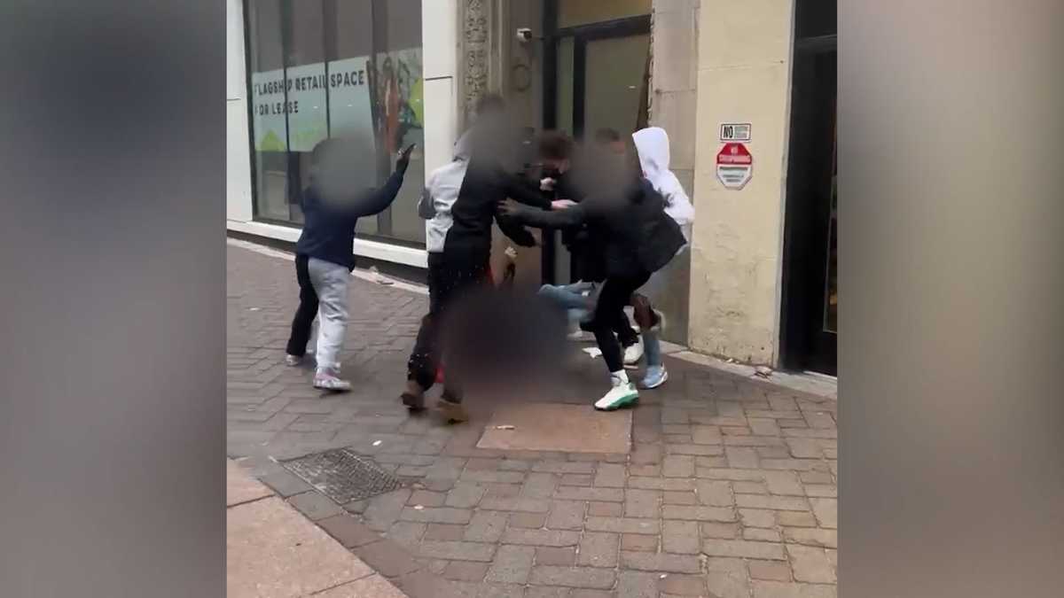 Une nouvelle vidéo montre des mineurs attaquant une femme à un passage à niveau du centre-ville