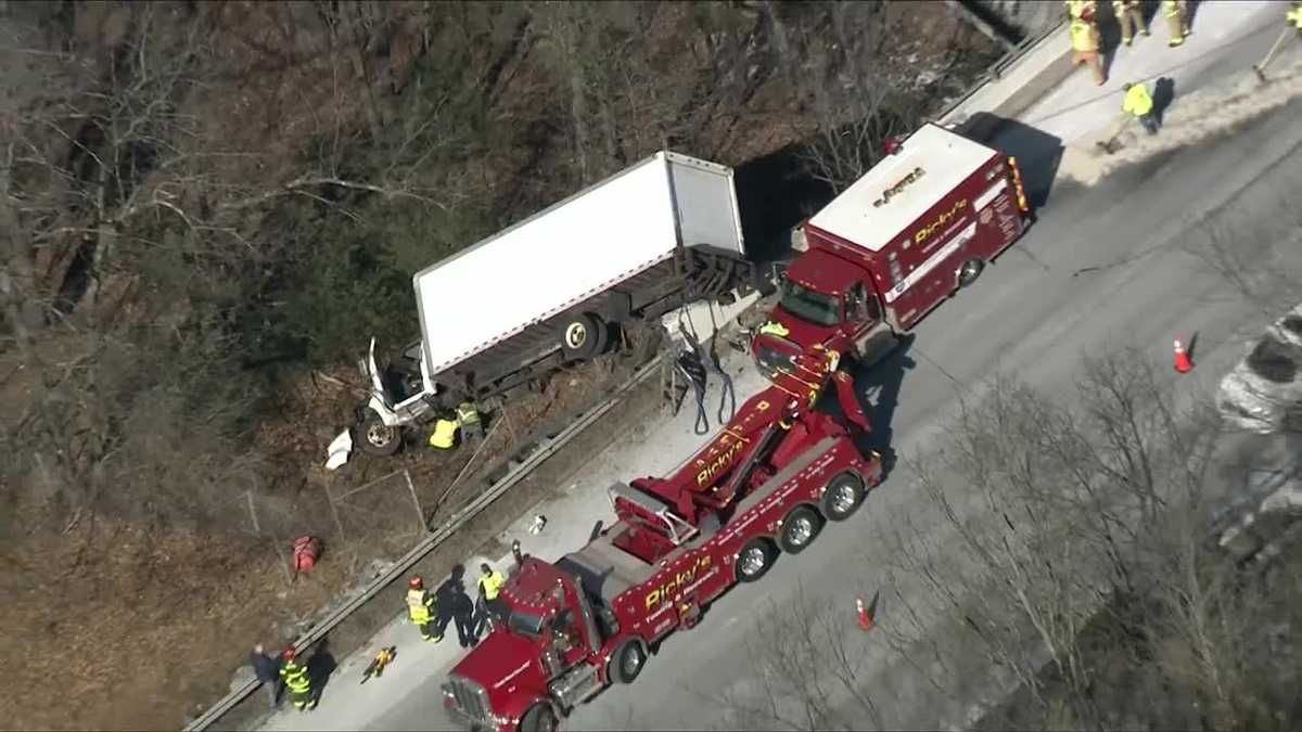 Heavy delays, lanes closed after box truck crashes off side of I-495 – WCVB Boston