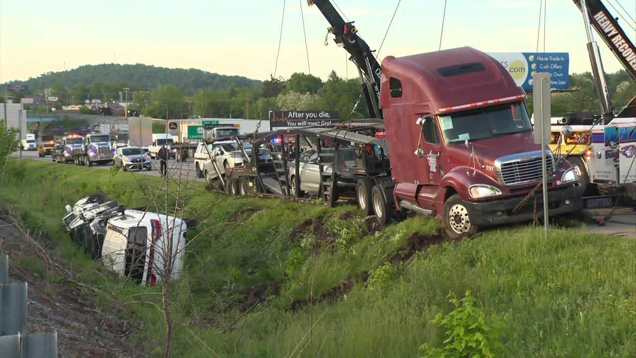 car-carrier-flips-over-yok-