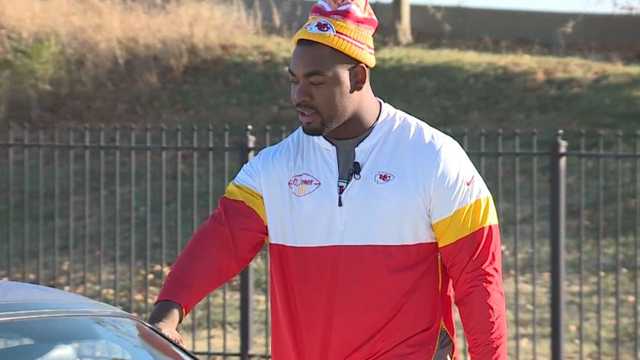 Kansas City Chiefs' Chris Jones, Derrick Nnadi hand out Thanksgiving meals, turkeys - Vimarsana News