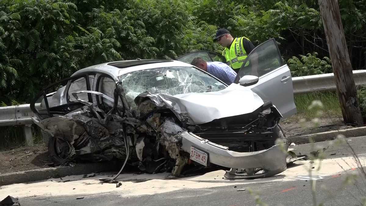Robbery suspect driving wrong way in Saugus causes deadly headon crash