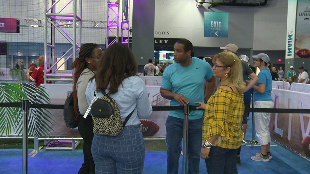 Fans in Miami get a first look at the Super Bowl Experience
