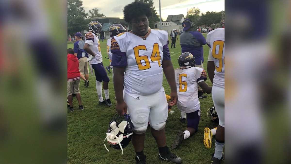 15yearold football player in Louisiana collapses in locker room, dies