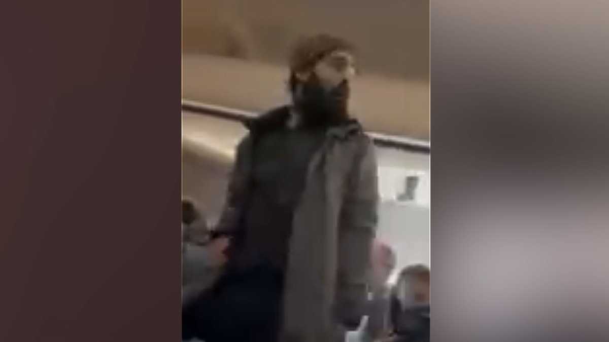 麻省男子被联邦政府指控刺伤空中乘务员并试图打开飞机舱门，现已被起诉