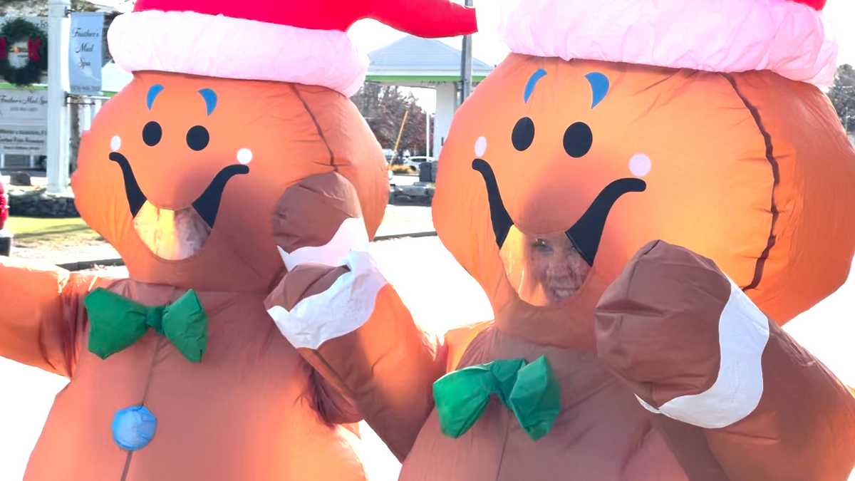 Boutique owner, employee decide to spread holiday joy
