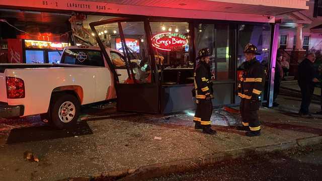 Mass. man charged with DWI after crashing into NH restaurant - Vimarsana News