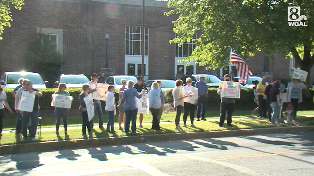 Hempfield School District parents remain divided over library book policy - Vimarsana News