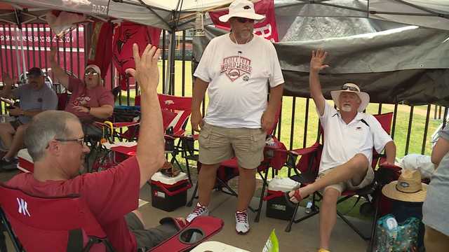Razorbacks fans brave the heat for first game of Super Regional - Vimarsana News