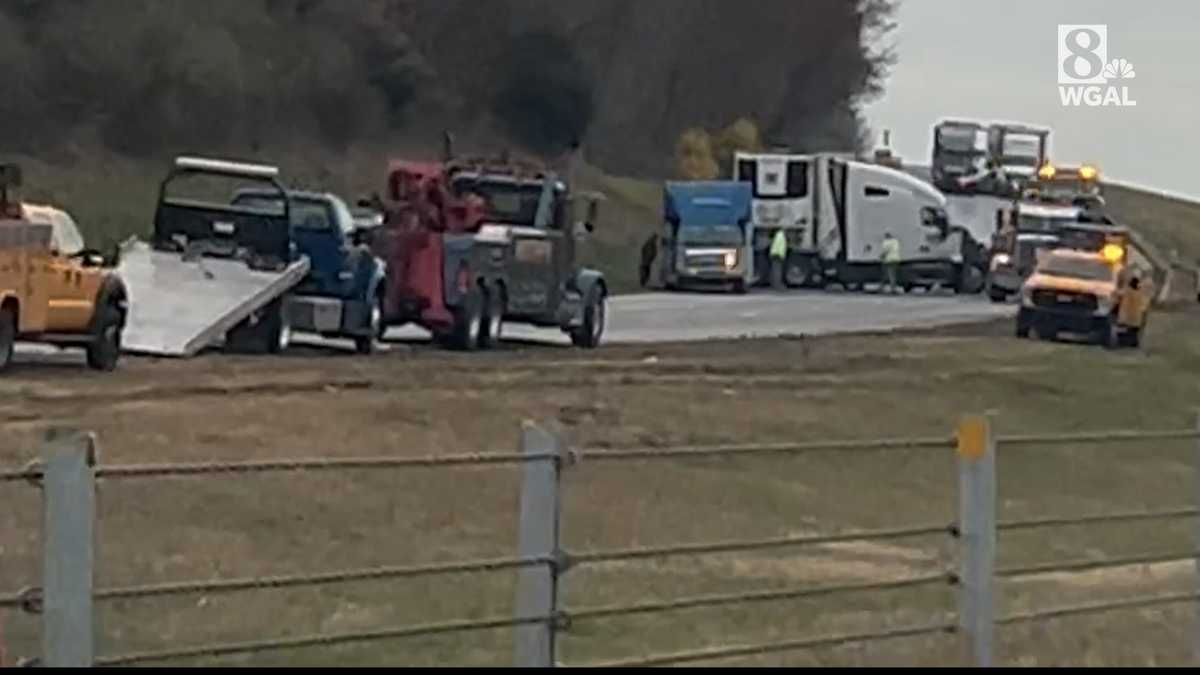 Man killed in crash involving 2 tractor-trailers, 2 other vehicles on ...