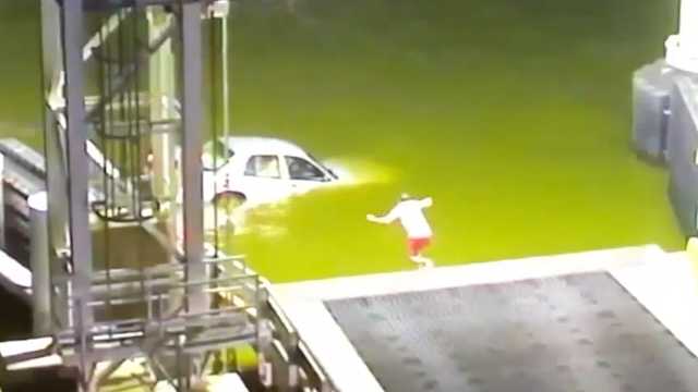 WATCH: Man rescues driver who drove off ferry ramp into water - Vimarsana News