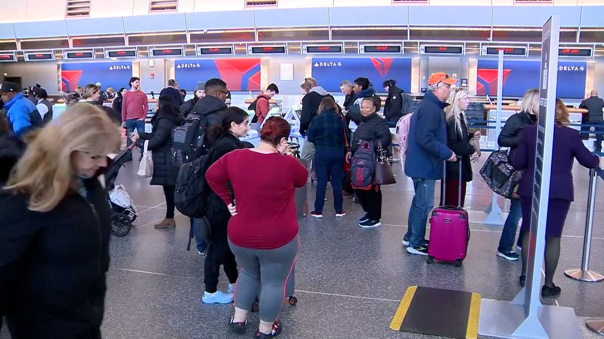 感恩节假期的最后一天，波士顿的洛根机场繁忙异常