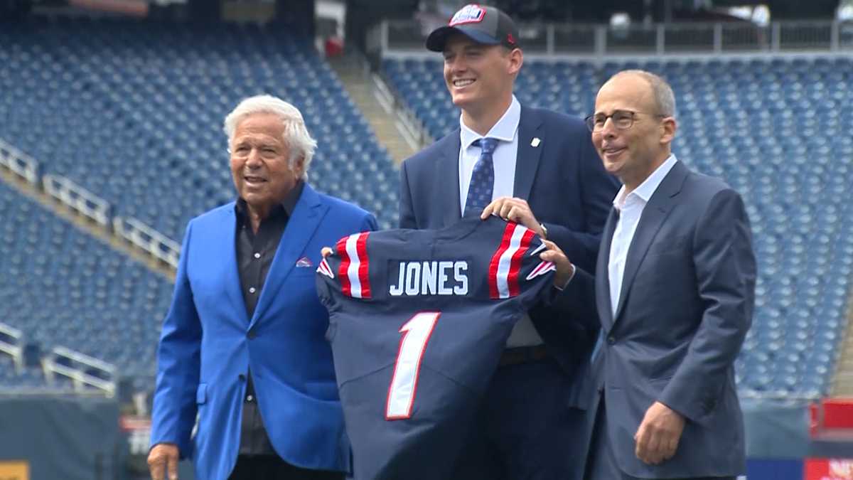 Patriots' No. 1 pick Jones makes first visit to Gillette Stadium