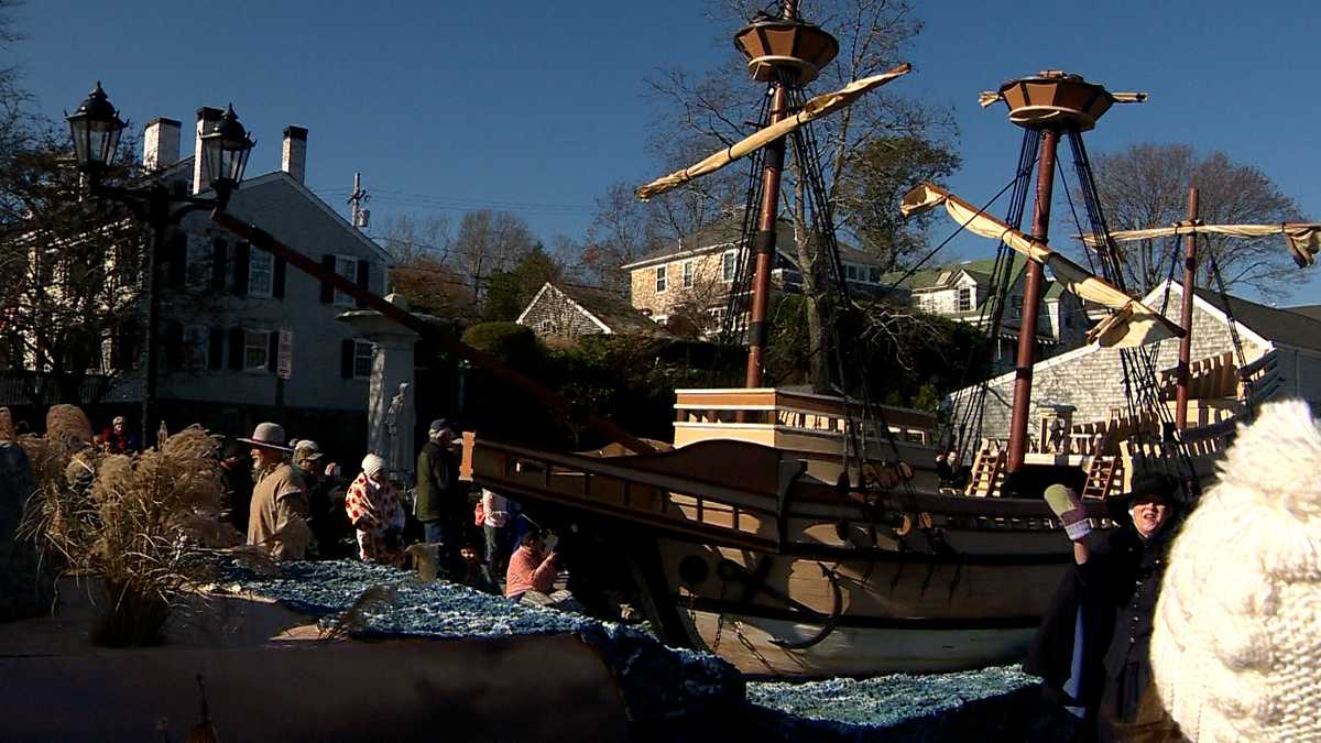 People pack streets for Thanksgiving parade in Plymouth