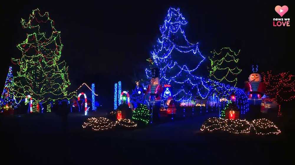 Incredible Burlington light display synced to Christmas music