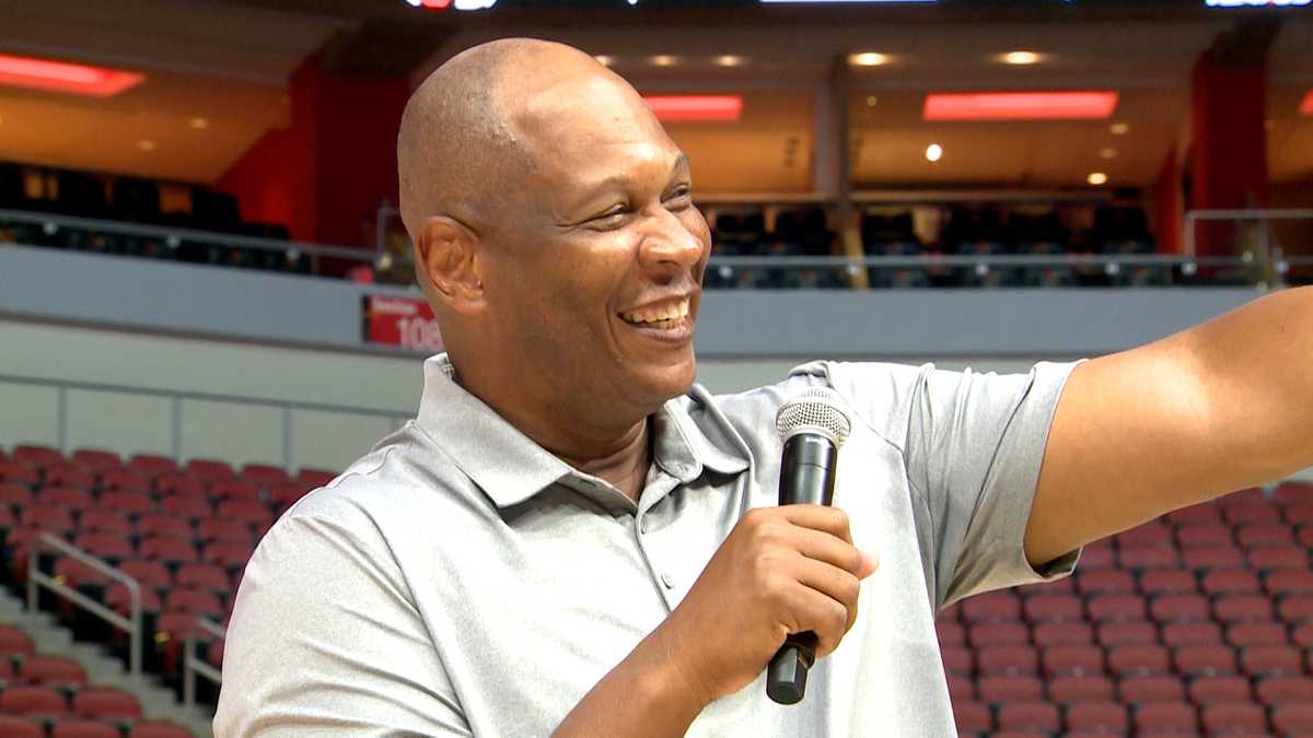 UofL basketball coaches spend time with season ticket holders