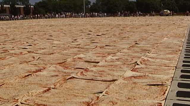 From our archives: Iowa town baked pizza twice the size of a basketball court - Vimarsana News