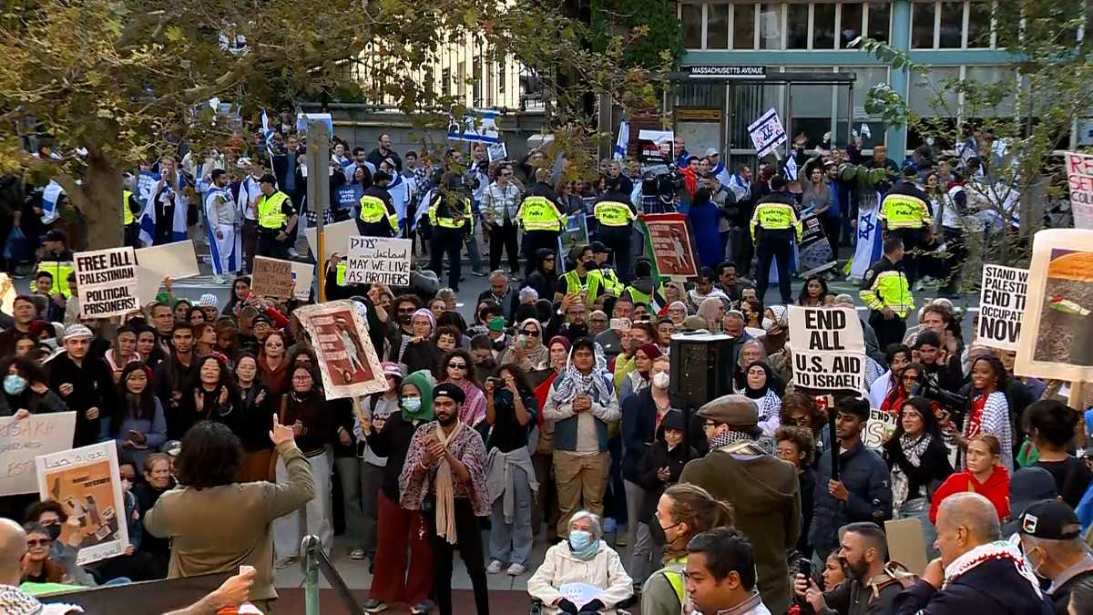 Supporters of Palestine met by pro-Israel counterprotesters