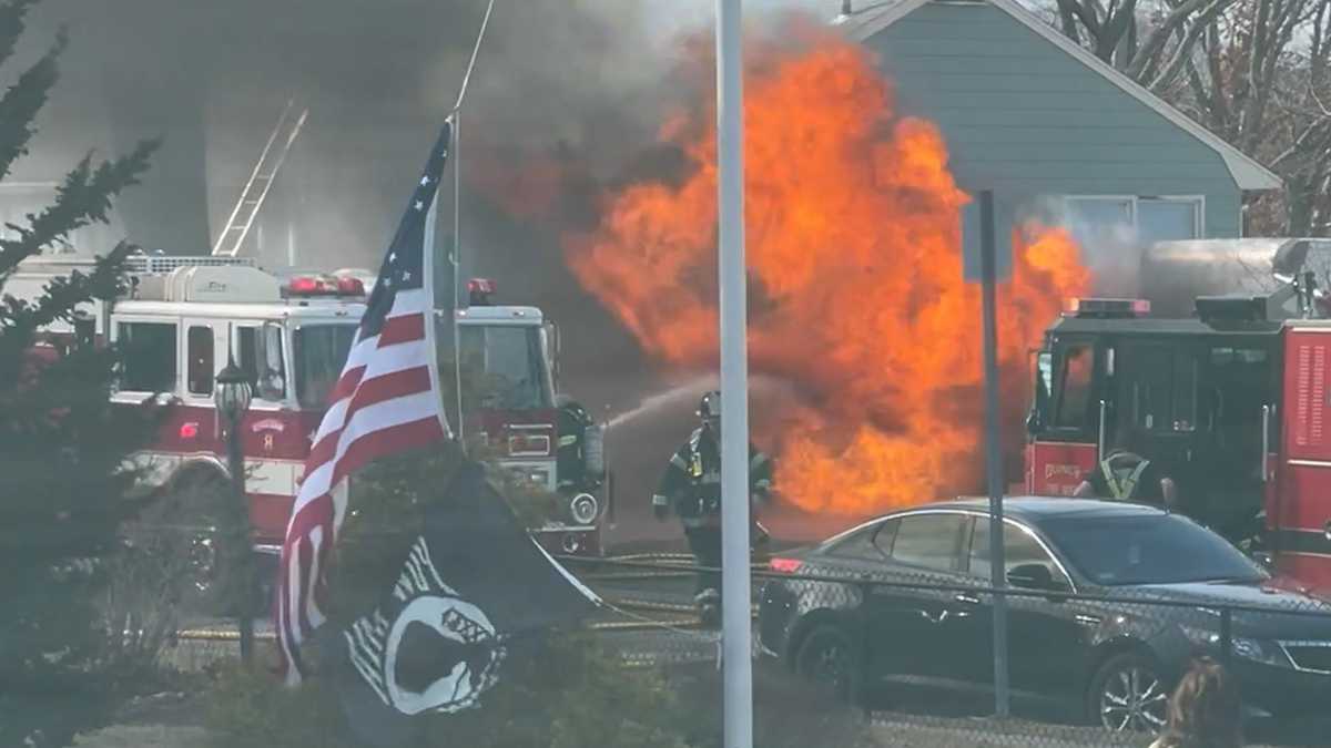 大货车起火引发火势蔓延至马萨诸塞州社区的住宅