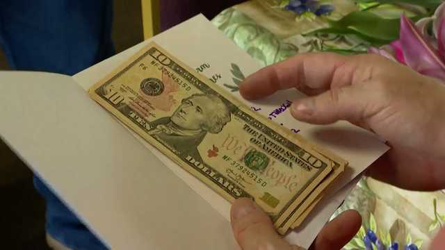 Facebook group surprises entire restaurant staff with tips - Vimarsana News