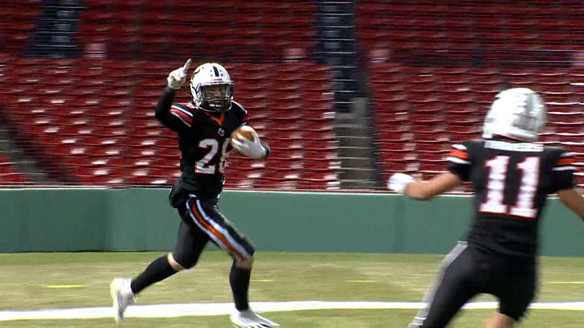 Woburn edges Winchester in Thanksgiving game at Fenway Park