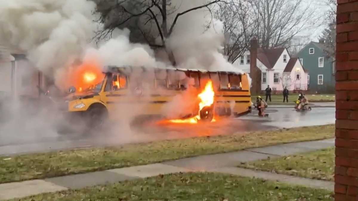 Video: Bus driver saves 15 students from school bus after it suddenly ...