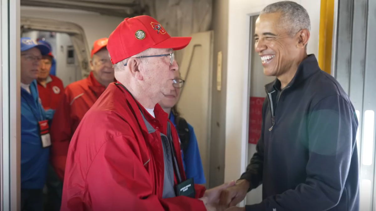 Obama surprises Wisconsin veterans on Honor Flight to Washington