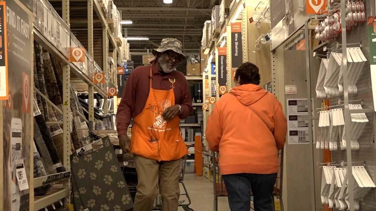 Watch Home Depot employee goes out of his way to spread cheer