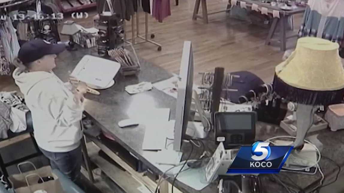 Video Woman Accused Of Shoplifting Steps Away From Store Owner