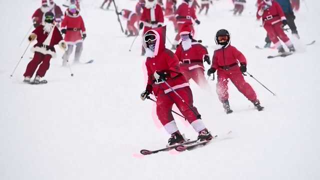 300 skiing Santas, a Grinch and a tree hit the slopes in Maine - Vimarsana News