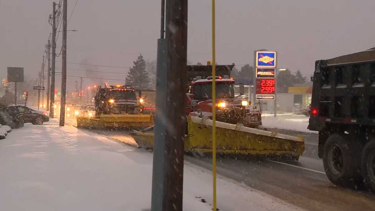 Snow plows out in force as nor'easter hits Massachusetts