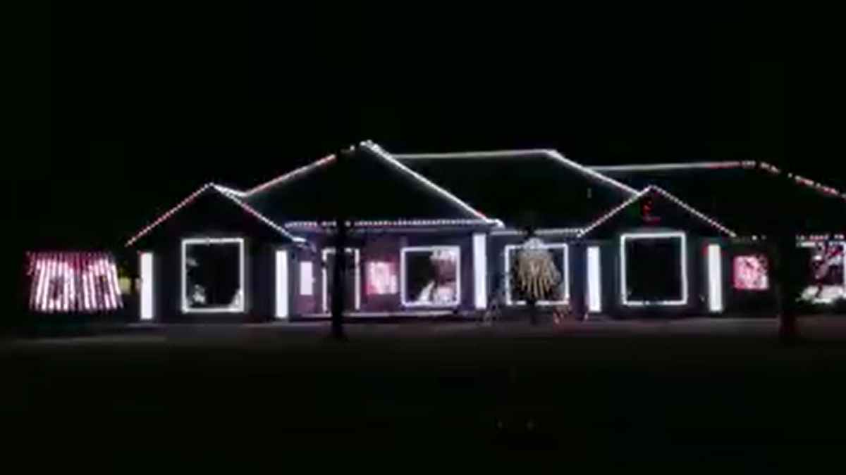 WATCH Family's Christmas lights synchronized to 'Boomer Sooner'