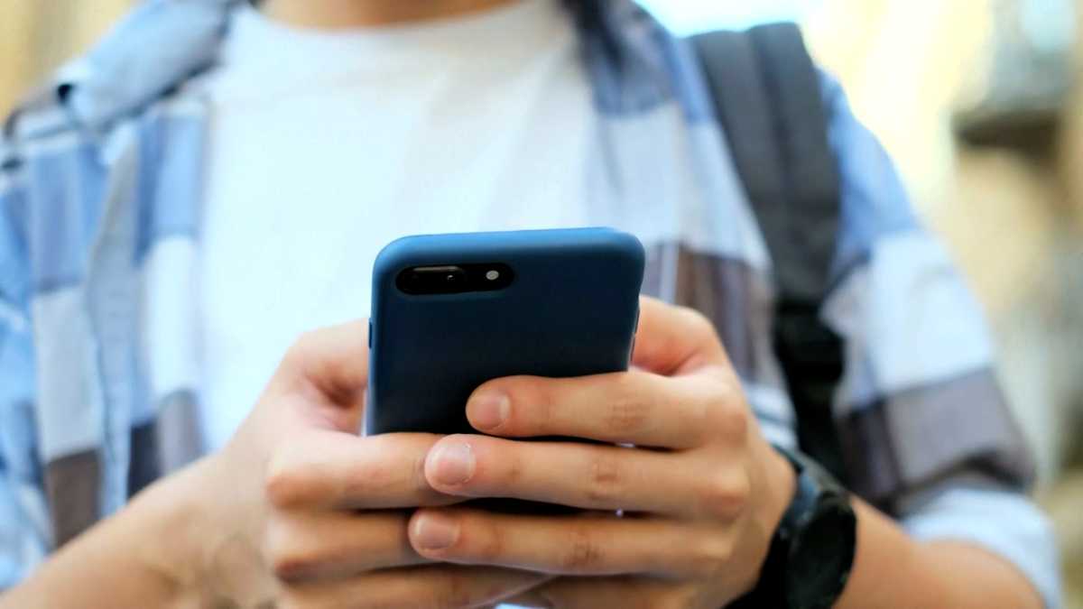 Massachusetts, New Mexico, Wisconsin Propose School Cellphone Restrictions