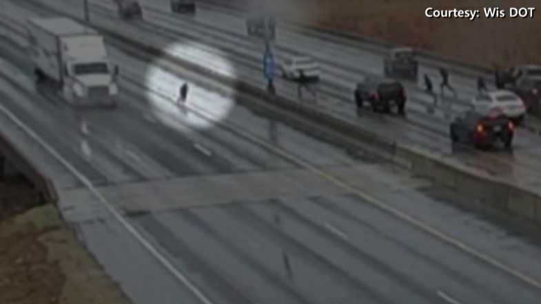 Video: Teens run across freeway after stolen car crash