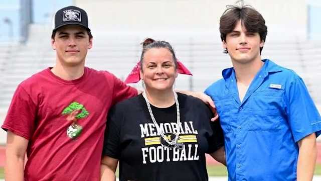 Teen dies in twin brother's arms after stabbing at Texas track meet