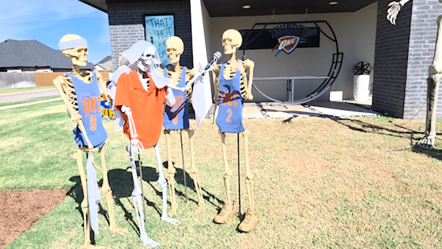 Oklahoma family turns front yard into spooky Thunder celebration