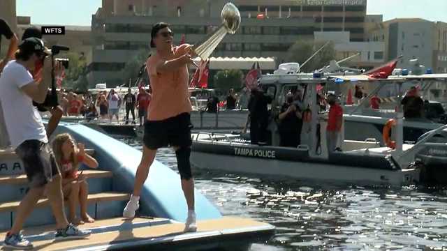 Brady tosses Super Bowl trophy to Gronk's boat during victory parade - Vimarsana News