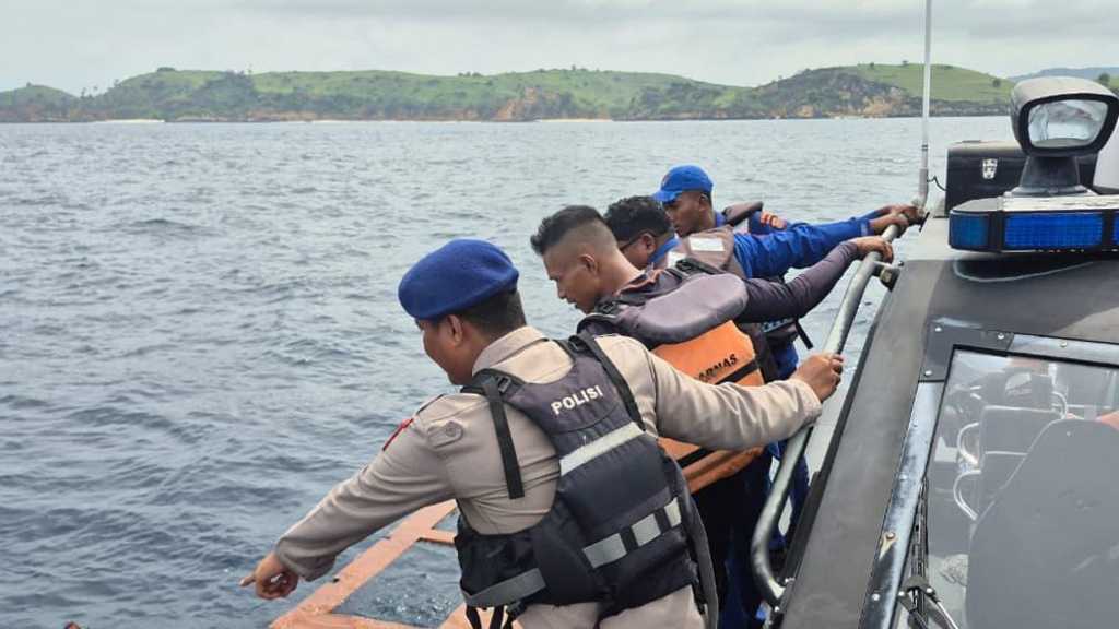 Indonesian rescuers search for a Spanish coach and 3 children after tour boat sinks
