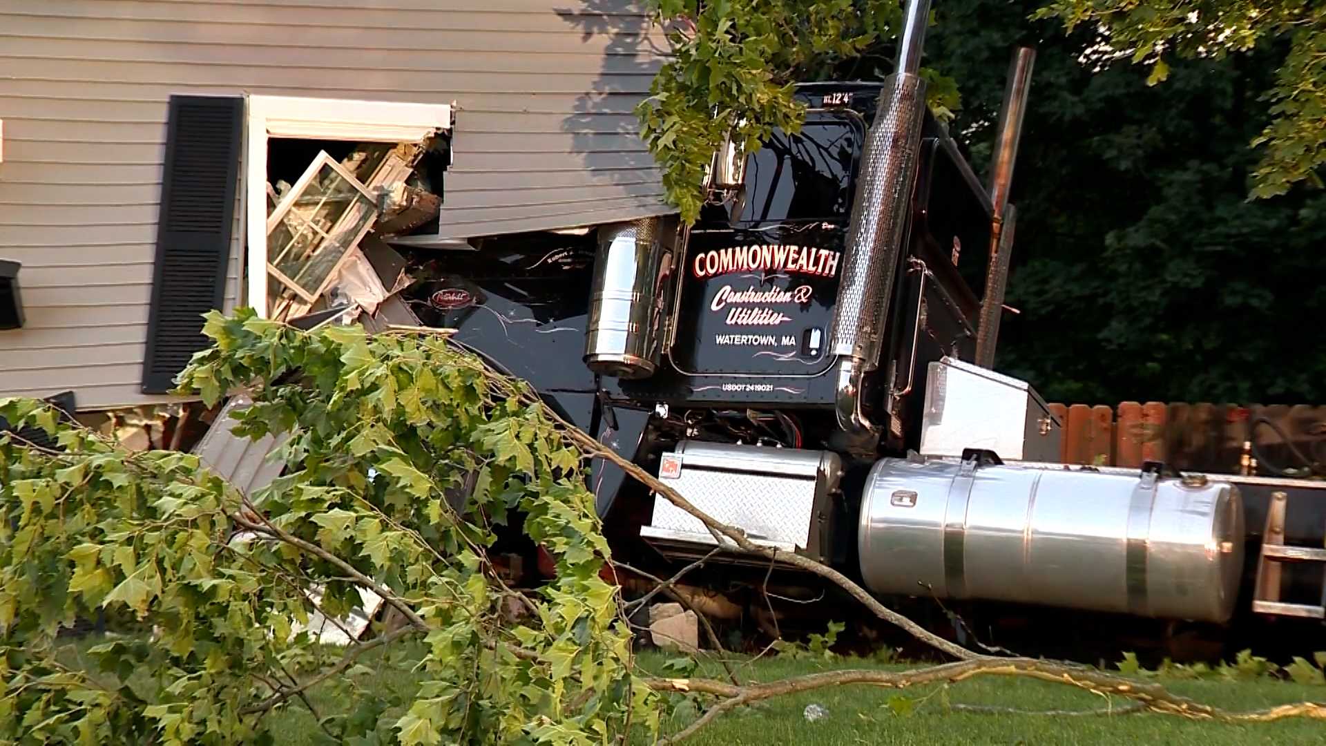 2 dogs, no driver found in tractor-trailer that crashed into Braintree home - Vimarsana News