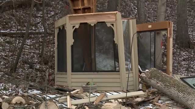 Woman killed when tree crashed down on gazebo where she was sitting - Vimarsana News